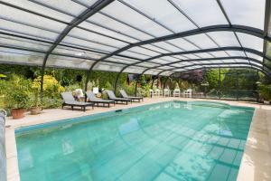 a swimming pool with a pergola and a swimming poolvisor at Upper Court in Kemerton