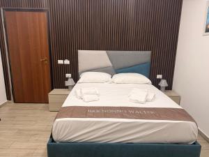 a large bed with white pillows on top of it at B&B Nonno Walter in Torre del Greco