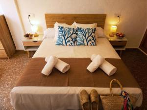a hotel room with a bed with towels on it at Casa Centro 48 by Eden Mar - Ideal para estancias temporales in Guardamar del Segura