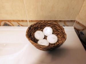 a basket of eggs sitting on a counter at Casa Centro 48 by Eden Mar - Ideal para estancias temporales in Guardamar del Segura +12 photos