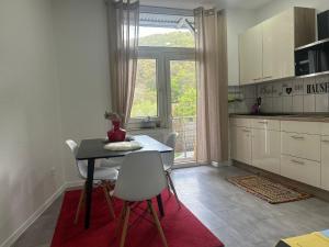 a kitchen with a table and chairs and a window at Schöne Ferien- und Monteurwohnung in Ennepetal
