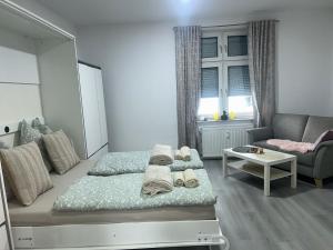 a small bedroom with a bed and a couch at Schöne Ferien- und Monteurwohnung in Ennepetal