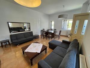 a living room with a couch and a table at Choios' House in Kondoliánika