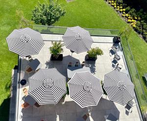 a group of black and white umbrellas on a patio at Apart & Suiten Hotel WEIDEN in Schladming