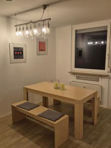 a living room with a table and a tv at Helles Apartment mit Self Check-in in Nuremberg