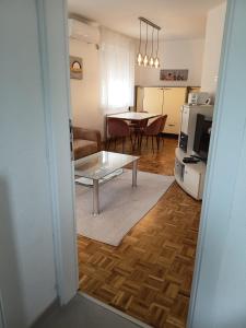 a living room with a coffee table and a kitchen at Apartment SAYA in Banja Luka