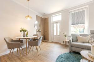 a living room with a table and a couch at Mellenthin-Lodges "Seeigel" in Fehmarn