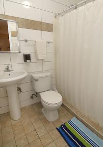 La salle de bains est pourvue de toilettes et d'un lavabo. dans l'établissement Dreams Hotel Puerto Rico, à San Juan