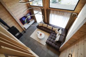 an overhead view of a living room with a couch and a table at Chatička in Veľká Lomnica