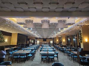 a dining room filled with tables and chairs at Balneocomplex Kamena in Velingrad