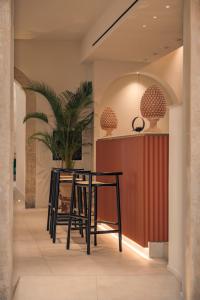 a black table and chairs in a lobby at COOL DREAMS Luxury Rooms in Syracuse