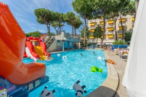 ein Pool in einem Resort mit Pinguinen im Wasser in der Unterkunft Hotel Fabrizio in Rimini