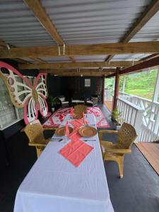 ein Esszimmer mit einem weißen Tisch und einer Schmetterlingsdekoration in der Unterkunft Pula Re Accomodation in Savusavu