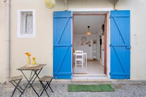 an open door to a room with a table at O Sole Mio Zen Haven in Valras-Plage