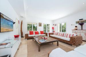 a living room with couches and a coffee table at Casa Gotmar 132 in El Port