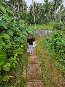 Eine Frau, die einen Pfad in einem Wald entlanggeht in der Unterkunft Pula Re Accomodation in Savusavu