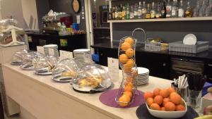 blat z bufetem z jedzeniem w obiekcie Hotel Lux w mieście Modena