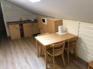 a small kitchen with a wooden table and chairs at Monteurzimmer Drei Gleichen in Günthersleben