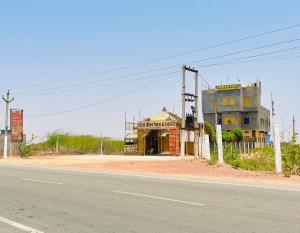 an old building on the side of a road at Hotel Jiwan Palace Phalodi in Phalodi