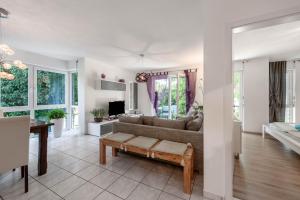 a living room with a couch and a table at Ferienwohnung Annabelle in Bodman-Ludwigshafen