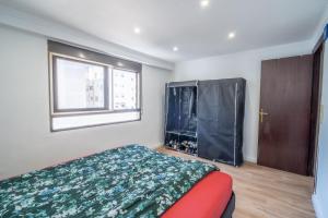 a bedroom with a bed and a window at Casa Aposento in Alaquas