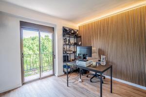 a room with a desk with a computer and a window at Casa Aposento in Alaquas