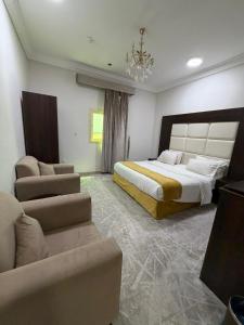 a hotel room with a bed and a couch at شاطئ الياسمين للشقق الفندقية in Yanbu