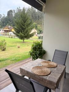 a wooden table with two baskets on top of it at los jardines las rozas in Las Rozas