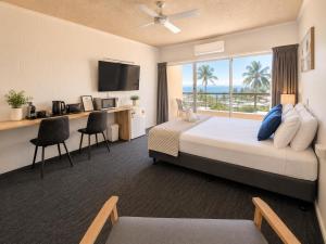 a hotel room with a bed and a large window at Lumina Motel Gladstone in Gladstone +32 photos