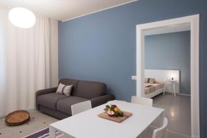 努奧羅的住宿－Residenza Dante，客厅配有沙发和桌子