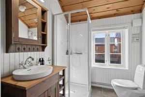 ein Badezimmer mit Waschbecken und Dusche in der Unterkunft Åsebua - Renovated rorbu with seaview in Sørvågen + 24 Fotos