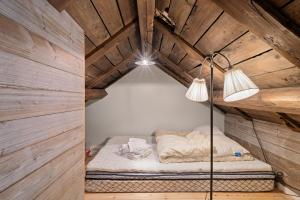 ein Bett in einem Zimmer mit zwei Lampen in der Unterkunft Åsebua - Renovated rorbu with seaview in Sørvågen