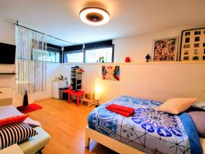 a bedroom with a bed and a desk in a room at La Corte Sconta B&B in Amsterdam