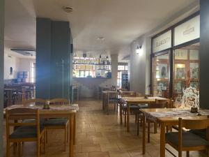 ein Restaurant mit Holztischen und -stühlen in einem Raum in der Unterkunft 3 Elementy in Čachtice