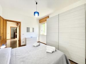 a bedroom with a bed with two towels on it at CASA CALIPSO - Casa a pochi passi dal mare delle Maldive del Salento in Salve
