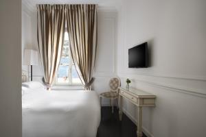 a hotel room with a bed and a window at Albergo Terminus in Como
