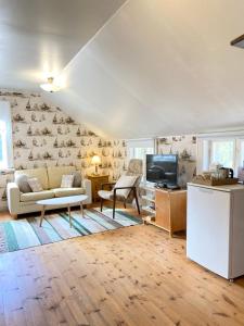 ein Wohnzimmer mit Sofa und Fernseher in der Unterkunft Wästinn in Vöyri