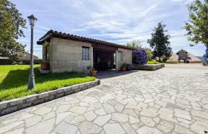 a house with a street light next to a driveway at A casa dos Viñedos, finca con piscina privada in Bayón +99 photos