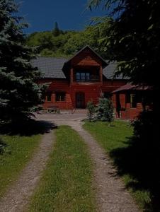 a dirt road leading to a log cabin at Caдиба Ксенія in Sheshory