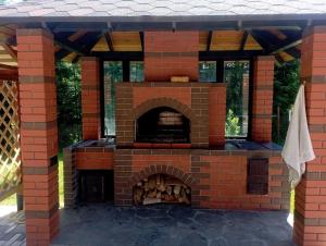 an outdoor brick pizza oven in a patio at Caдиба Ксенія in Sheshory