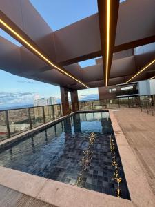 a swimming pool on the top of a building at Flat no bairro universitário in Caruaru