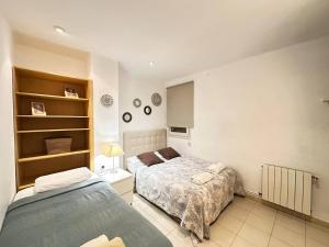 a bedroom with two beds in a room at Consell Habitaciones in Barcelona