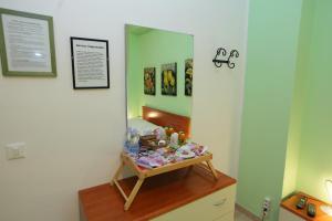 einen Schminktisch mit Spiegel im Zimmer in der Unterkunft B&B Attico in Catanzaro
