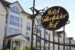 Gillenfeld的住宿－Landhotel Gillenfelder Hof，在酒店收藏家面前的标志