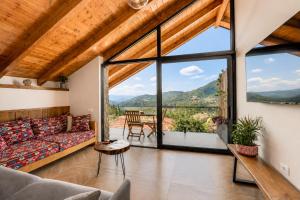 a living room with a couch and a table at Vila Harmoni Roshnik in Roshnik