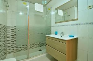 y baño con ducha, lavabo y aseo. en Alojamiento Santa Rosa, en Madrid