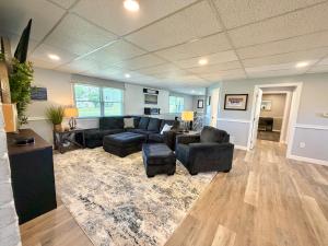 a large living room with a couch and chairs at White Oak Lodge in Lebanon