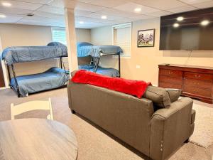 a living room with a couch and bunk beds at White Oak Lodge in Lebanon