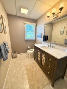 a bathroom with a sink and a toilet and a mirror at White Oak Lodge in Lebanon +18 photos