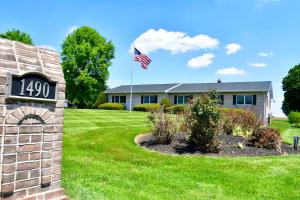 a house with an american flag in a yard at White Oak Lodge in Lebanon